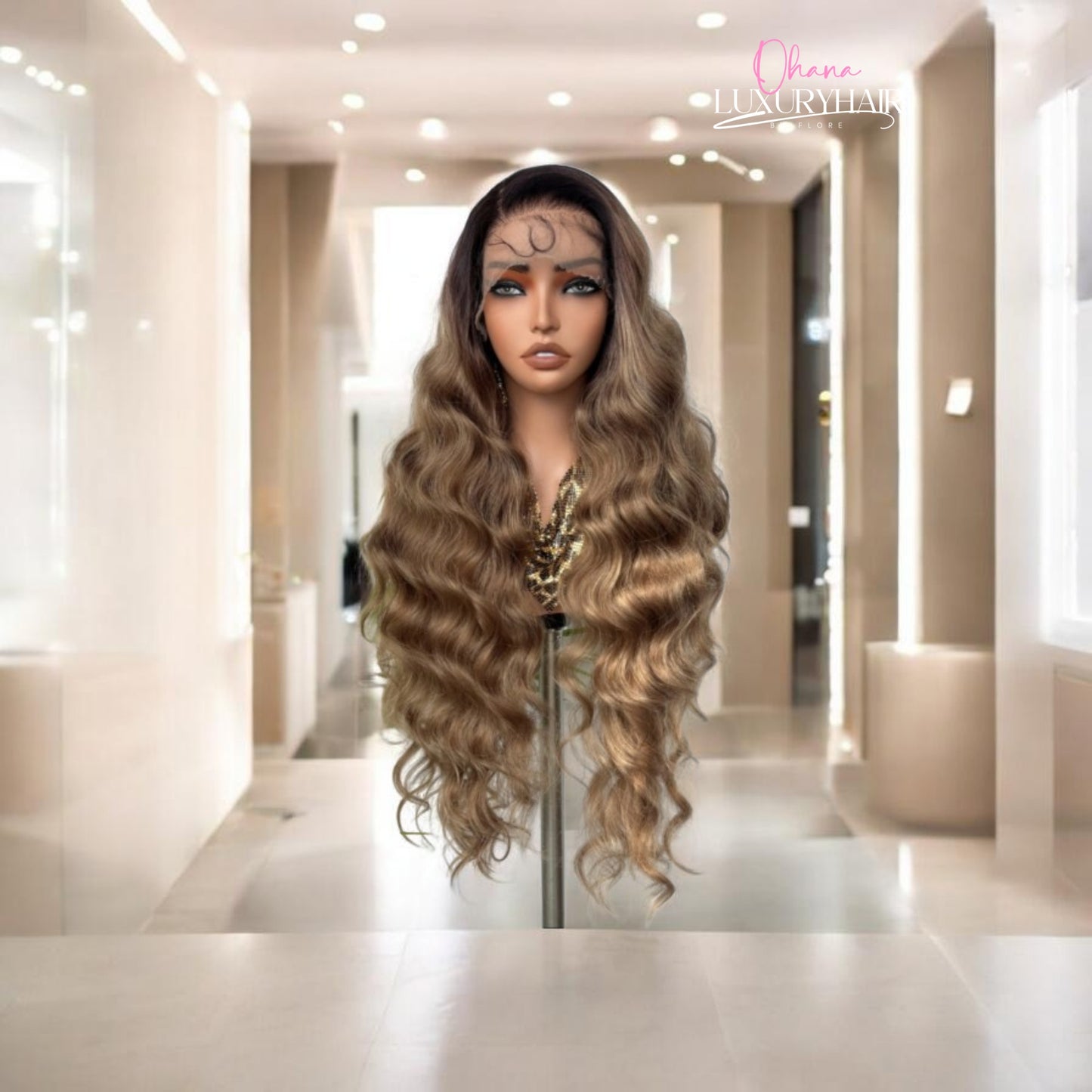 Sofia –Perruque Ondulée dorée-Effet Glamour