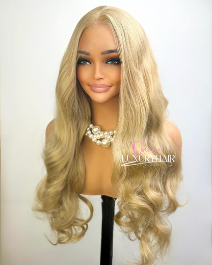 Perruque Elsa – Blond Cendré Glamour Ondulé