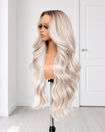 Elena-Perruque blonde cendrée ondulée