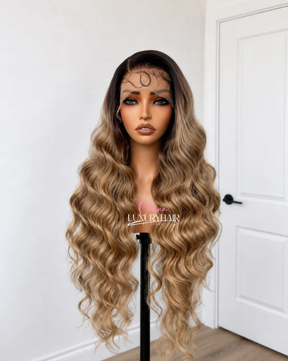 Sofia – Peruca Ondulada Dourada – Efeito Glamour